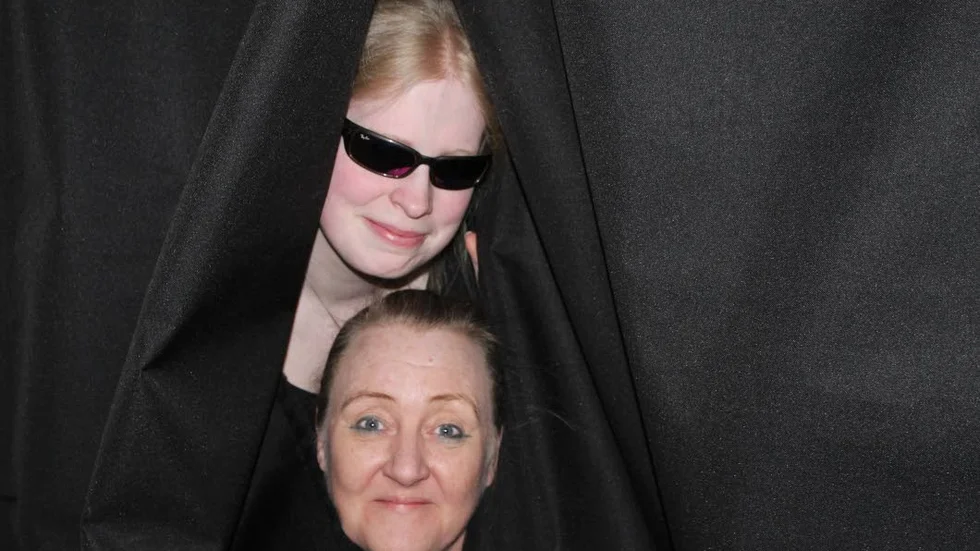 Mörkrummet. Ida Andrae och Lisbeth Johansson tittar ut ur mökrummet i källaren på Charlies.