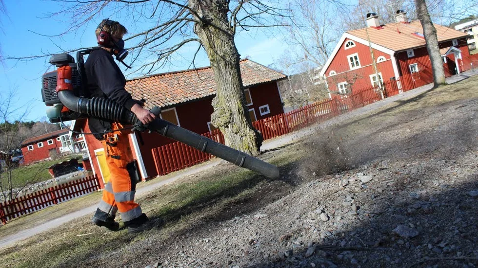 Full fräs. "Det är jättevallar av grus ibland" säger Susy Fyhr, parkarbetare.