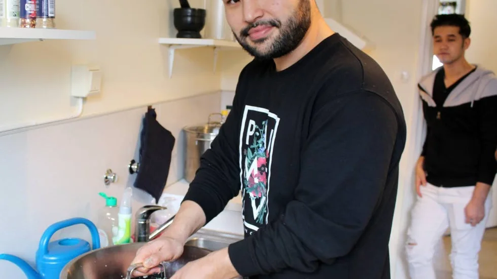 Egna recept. Reza Ahmadi berättar att han börjat att laga mat i Sverige.