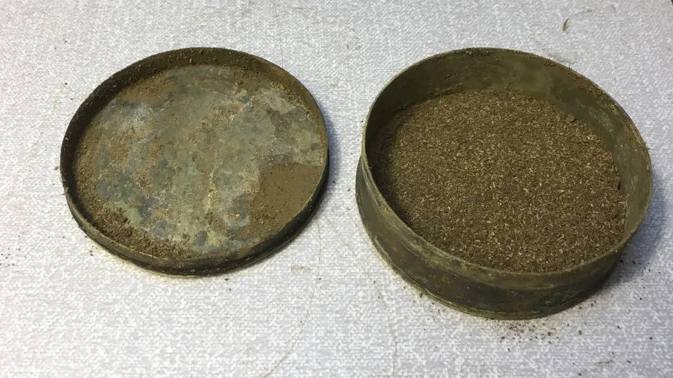 Så ser det senaste fyndet ut; en liten snusdosa från 1700-talet. Med snus kvar i dosan.