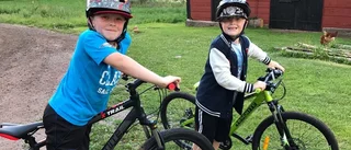 Bröderna måste ta sig 1,6 kilometer för att få åka med skolskjutsen
