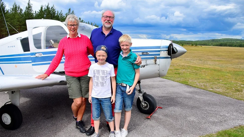 Lis-Karin Dahlgren, Thomas Svensson, Kalle ochEmrik Ulwan på Hultsfreds flygfält.