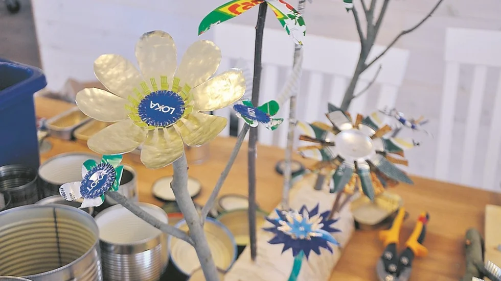 Att använda konserver och kapsyler för att tillverka plåtblommor är både kreativt, snyggt och bra för miljön. Foto: Ebba Lagergren