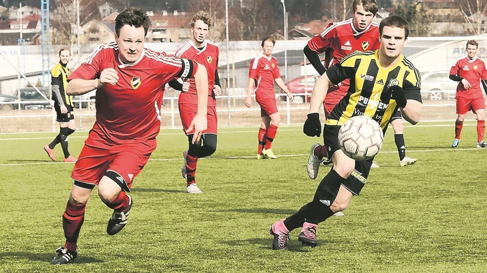 TÄTT OCH JÄMNT. Tobias Lundh i Rimforsa och Gullringens Rasmus Samuelsson i en duell om bollen. RIF vann träningsmatchen med 3-2. Foto: Roelof Stroetinga.