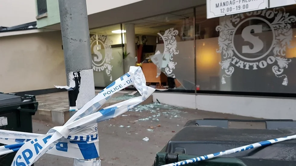 Explosionen blåste ut ett fönster och orsakade stor oreda. Foto: Jerry Prütz