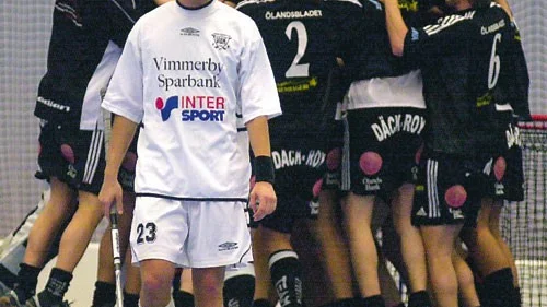 Vimmerbys Petter Leander går med tunga steg mot avbytarbåset medan Färjestadens spelare jublar i kapp efter slutsignalen.