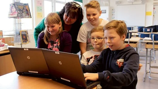 Lärare Nilla Ekberg och eleverna Simon Stejdahl, Jonna Petersson, Fabian Fasth och Linus Walliner försöker få kontakt med nordiska elever i en skolchatt.