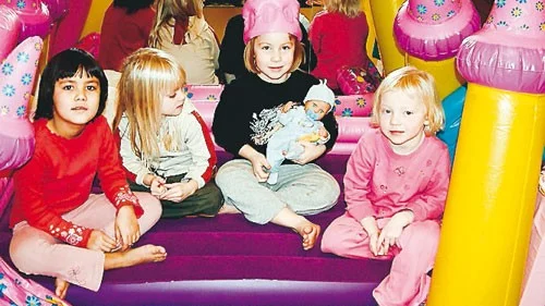 Linnea Sköld, Elionor Frisk, Josefine Ottosson med dockan Elvira och Sindra Svahn.