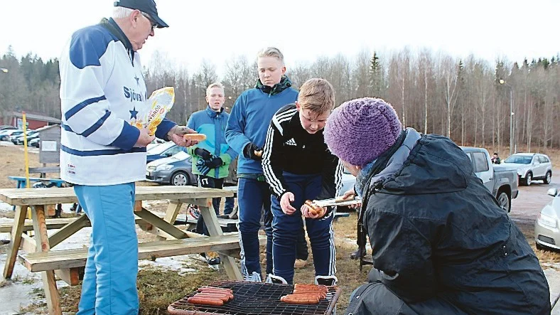 Den gamla hockeyliraren Bruno Larsson är delaktig under grillningen.