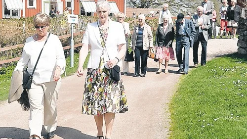 Det var många som vandrade runt i byn från församlingshemmet till skolan och tvärtom.