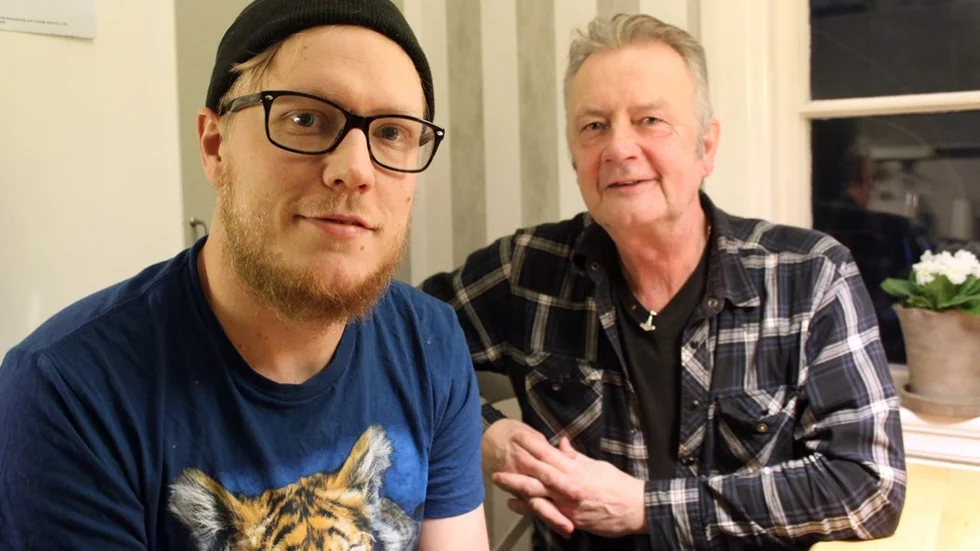 Jimi Törn har anmält sig till Tobiasregistret. Han är precis en sån som särskilt behövs för donation av stamceller – det behövs fler unga, friska killar. ”Klart man är stolt. Utan donator hade jag ju inte suttit här idag”, säger pappa Micke. Foto: Rebecca Forsgren Malmström