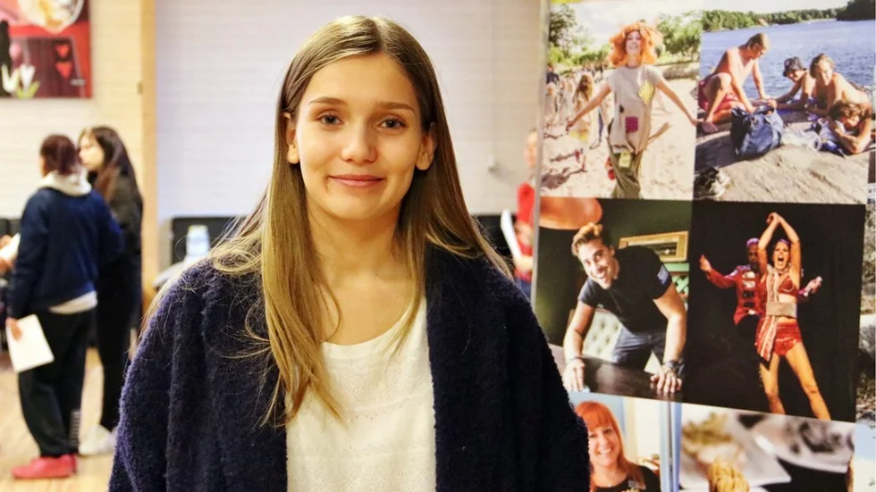 Mathilda Rosenmüller är 18 år och en av de som besökte jobbmässan i lördags. Nu väntar hon på ett bra resultat och ett kommande sommarjobb. Foto: Liselotte S Johansson