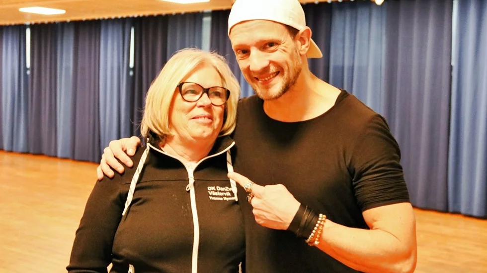 Yvonne Nyman tillsammans med tävlingsdansaren Tobias Wallin, känd från Let’s Dance i TV. Han kom till föreningen DanZvett i helgen för att lära dem smooth fox och smooth jive. Foto: Liselotte S Johansson
