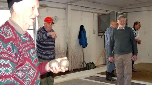 Ingatorp har numera tre inomhusbanor för boule. På tisdagen invigningsspelades det på alla tre banor samtidigt.