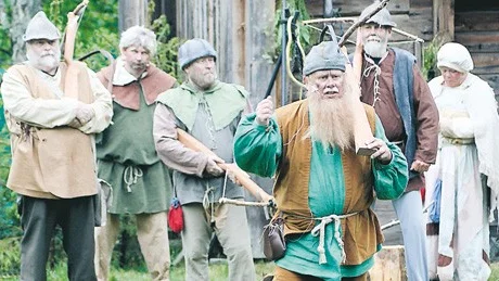 Nils Dacke vädjar bönderna att följa med ut i krig då Kung Gustaf Vasa hotar med att driva in skatt.