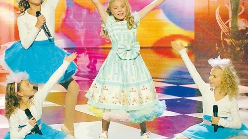Bilden ovan är från Lilla Melodifestivalen 2009 då Mathilda kom trea.