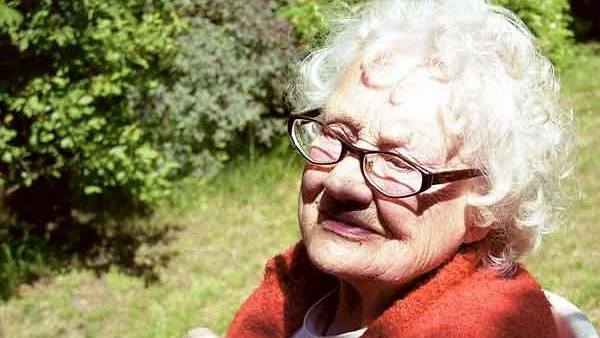 Stina Hergin i sin trädgård i Täby Kyrkby, sommaren 2002.