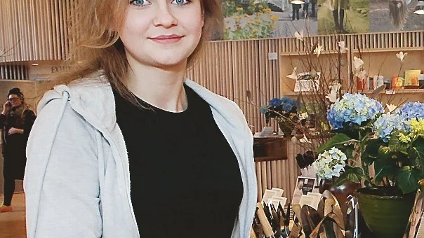 Erna sysslade med nya krukor i butiken. Foto: Roelof Stroetinga