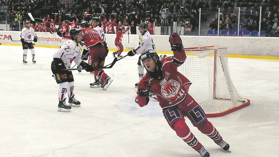 FÖRSTA MÅLET. Oskar Drugge satte 1-0 för Västervik som till sist vann med 5-1. VIK har nu två raka segrar och är trea i tabellen efter tre omgångar. I morgon väntar Södertälje i klassiska Scaniarinken. Foto: Magnus Strömsten