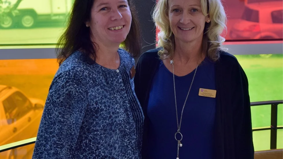 Katarina Saint Cyr och Eva-Maria Monell är positiva till yrkesbuffén på skolan.