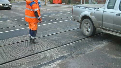Slut på skumpandet över järnvägsövergången. Vid 12-tiden i tisdags släpptes trafiken på. Peter Douhan gjorde de sista justeringarna. Foto: Jan Björkegren