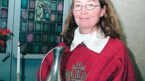 Kyrkoherde Marita Rosén fick ta emot Moliljans egna kyrksilver i gåva till Målilla kyrka från kommunen, när den sista gudstjänsten firades i Sanatoriets kyrksal.