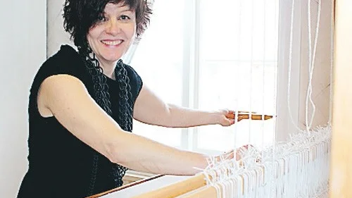 Anne Elmdahl har tillbringat många timmar vid vävstolen under åren. Numera är hon marknadsansvarig i företaget TwistinŽof Sweden med målet att nå ut med svenska hemvävda kvalitetstyger på den europeiska designmarknaden.