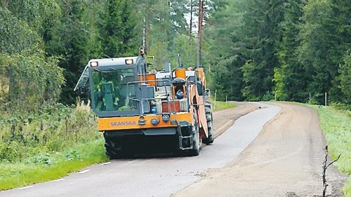 Norrlandsfräsen är en stor och stark maskin, som kan fräsa upp en vägkropp till finkornigt grus. På vägen mellan Vena och Baggemåla skall den arbeta den närmaste veckan, varefter en ny beläggning skall göra vägbanan fin och åkbar igen.