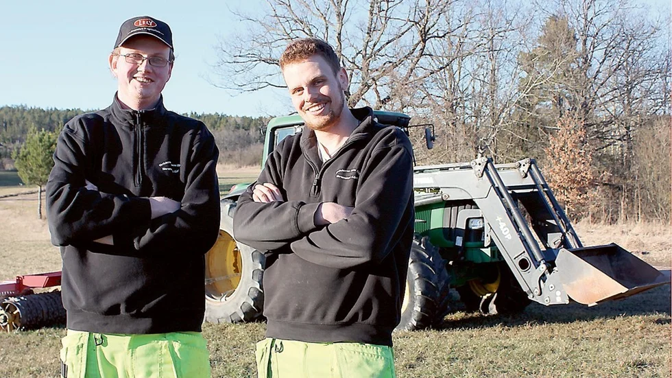 Mikael och Mattias Roos kan från och med i tisdags titulera sig tv-bönder. Under ytterligare sju tisdagar kan vi följa deras verklighet som mjölk- och köttbönder på gårdarna Skramstad och Segelrum utanför Gamleby. Programmet heter Unga Bönder och sänds i TV4.
