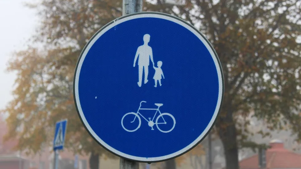 Fler får samsas på samma yta. Biltrafiken kan komma att påverkas, när fler personer i olika hastigheter ska färdas på gång- och cykelvägar.