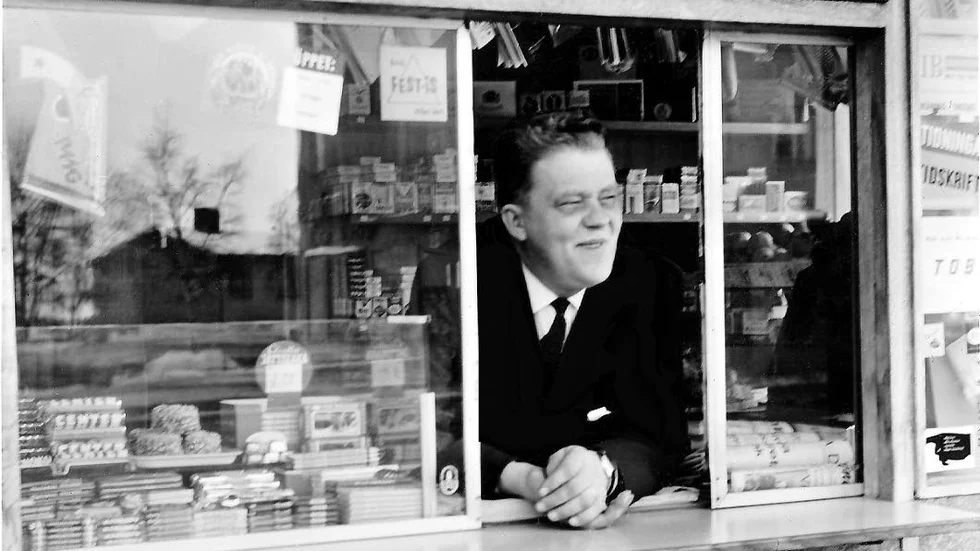 Det var då. Arthur Alex  i sin kiosk. Bilden är troligen tagen i slutet av 1960-talet.