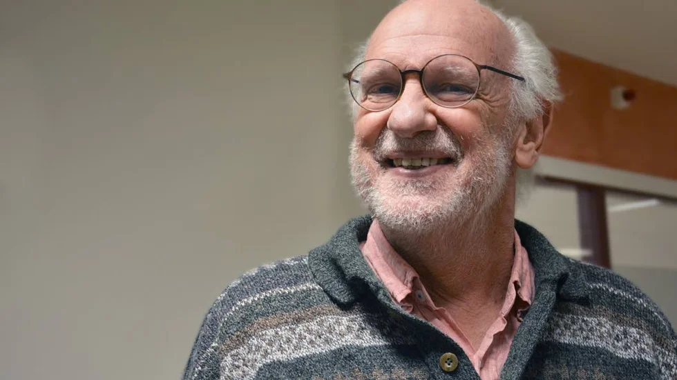 Lasse Övling är den nya radiopsykologen i P1. ”Det är en god känsla att kunna ge tillbaka och dela med sig av sin erfarenhet för att hjälpa andra.”