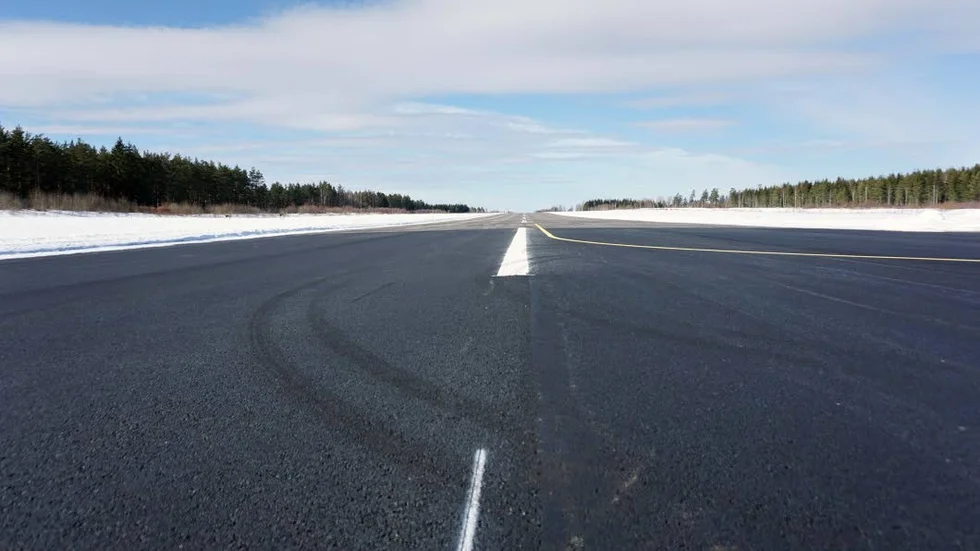 Landningsbanan vid Mommehål förlängdes med 399 meter. Syftet var att möjliggöra ambulans- och taxiflyg.