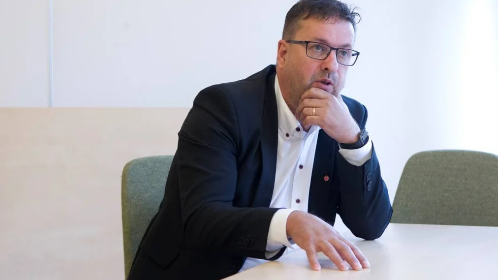 Nicklas Rudberg. Bildningsnämndens ordförande svävar på målet, tycker Tony Johansson (M).
