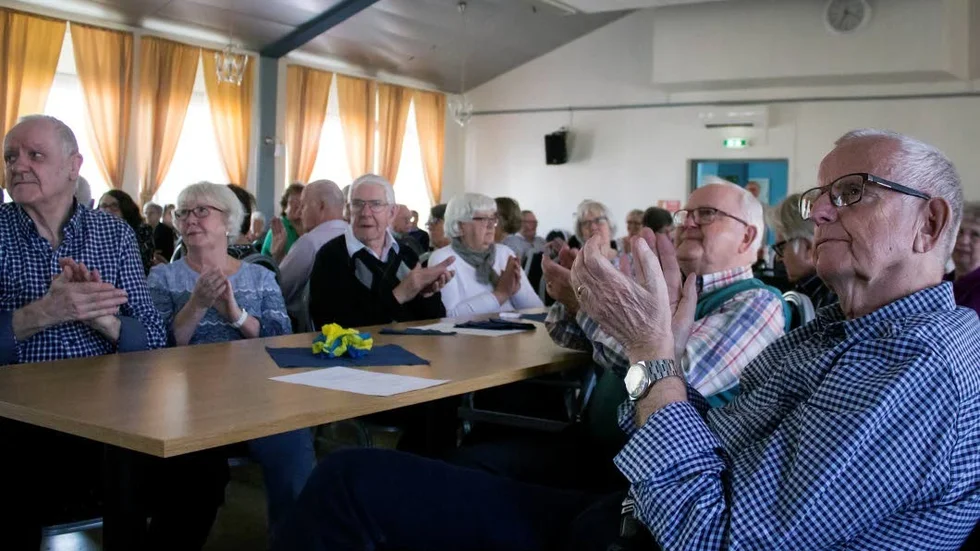PRO Motala applåderar Miakel Leonardssons musikunderhållning under jubileumsfirandet.
