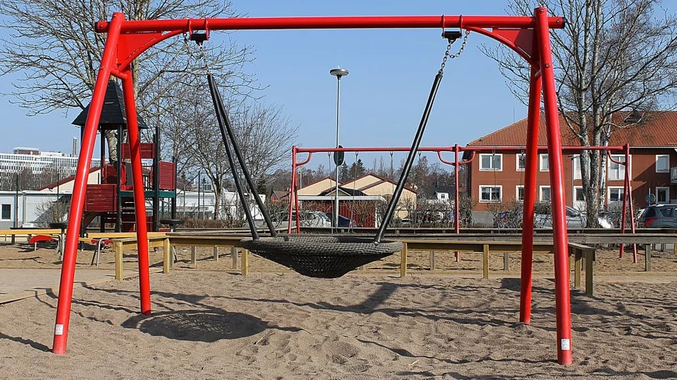 Skolgården har berikats med multiplan, kinagunga och hinderbana.