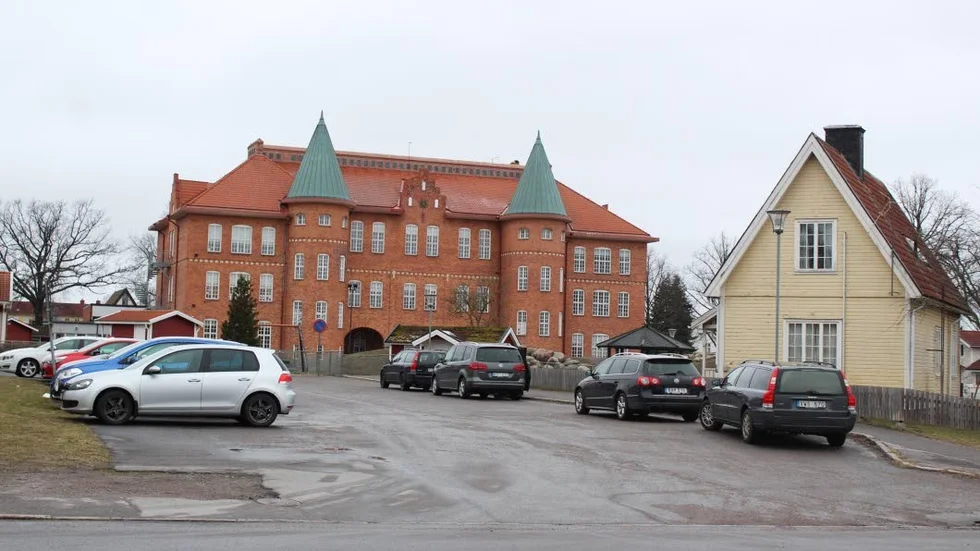 Det blir vanligare att föräldrar skjutsar barnen till skolan. Vänsterpartiet tycker att fler ska reflektera över sina vardagsval.