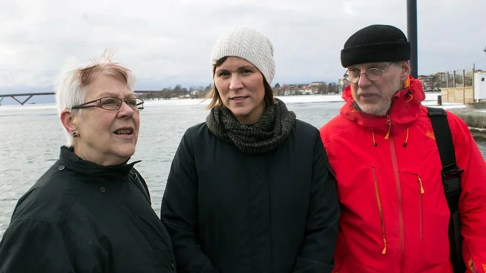 TRÄFFADES. Aktionsgruppen Rädda Vättern hade hört talas om EU-parlamentariker Linnéa Engströms Motalabesök och ville haka på. Engström flankeras av Lisa Lennartsson och Roland Thörnquist.
