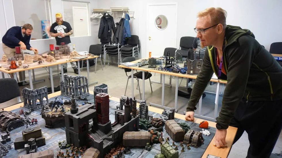 Johan Henriksson vid en av spelplanerna. Det föreställer ett utbombat industriområde.