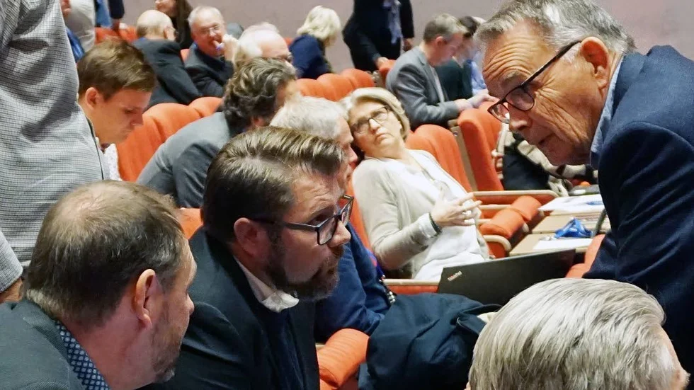 Tomas Kronståhl, Dan Nilsson och Conny Tyrberg i överläggningar under måndagens kommunfullmäktige.