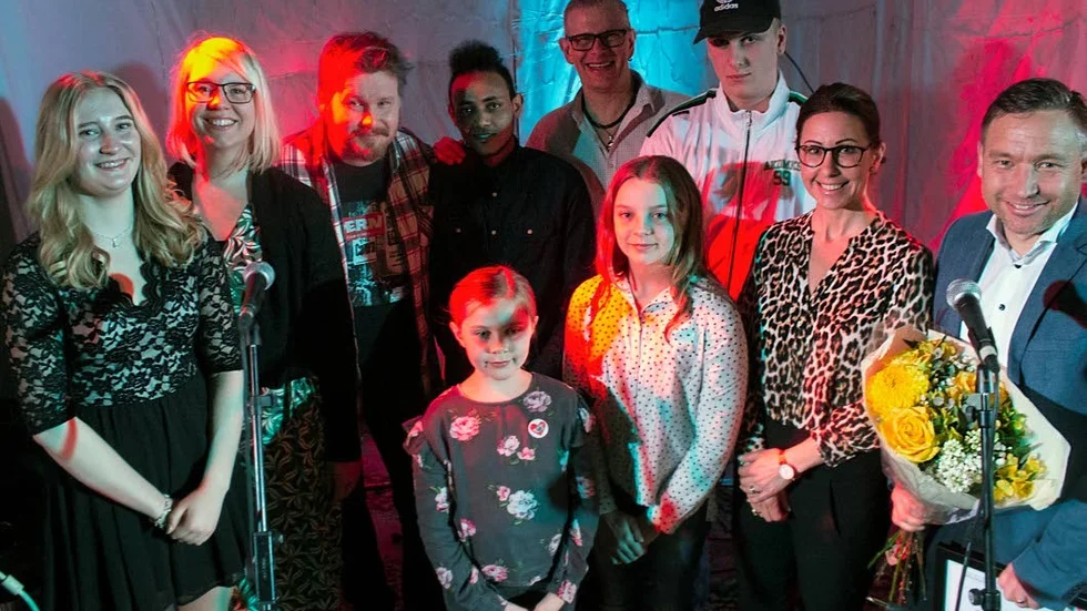 Invigde. Dessa sågs på scenen under Kärleksveckans invigning: Från vänster Jennifer Håkansson, Lisa Andersson, Jocke Svensson, Filmon Nemariam, Peter Forss, Enkel W (William Angelöv), Karin Gren Lindholm, Martin Hjelmar. Längst fram Hilma och Agnes Hellqvist.