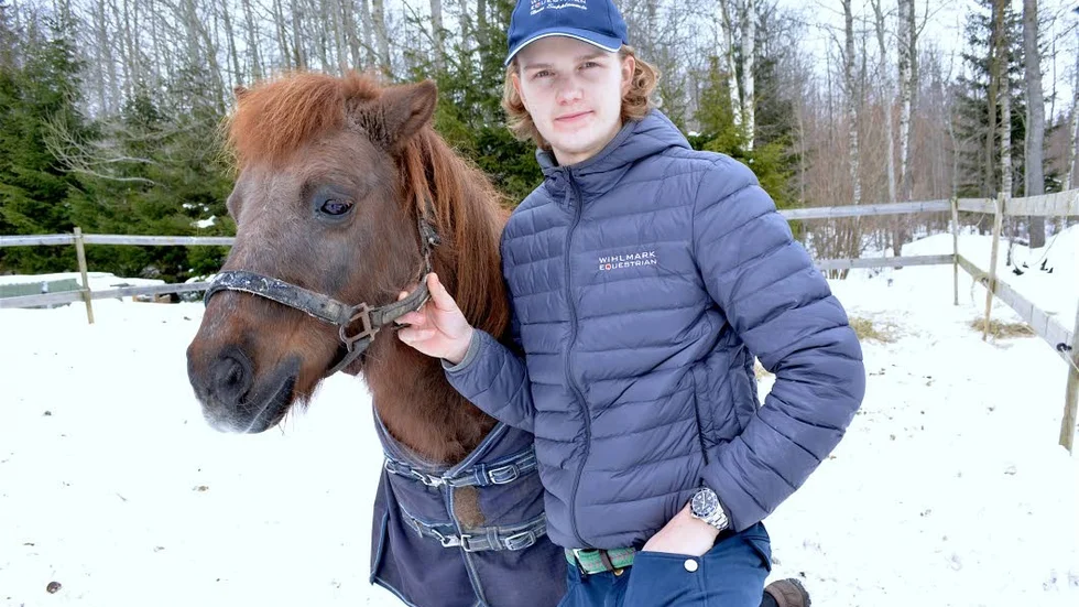 Trotjänare. Ponnyn Dahlman, 28 år, hör inte till Hugo Wihlmarks tävlingshästar, men han är en gammal kär kamrat hemma på gården.