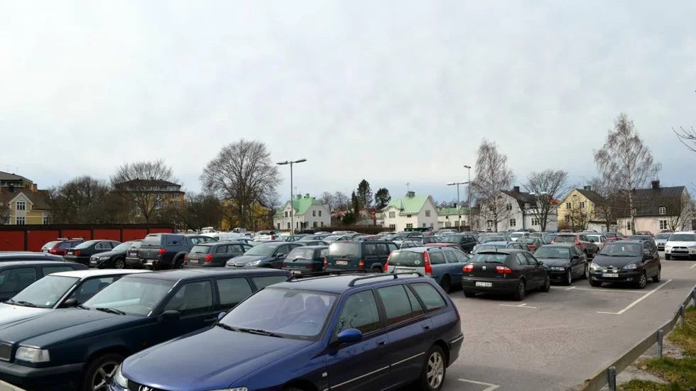 Hur ska de boende i centrum ha råd eller möjlighet att parkera när Stenhamraparkeringen avgiftsbeläggs, frågar sig insändarskribenten.