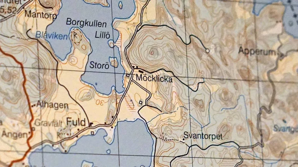Lantmäteriets karts säger Möcklicka, men de flesta säger Myckelycke. Vad ska det stå på vägskylten?