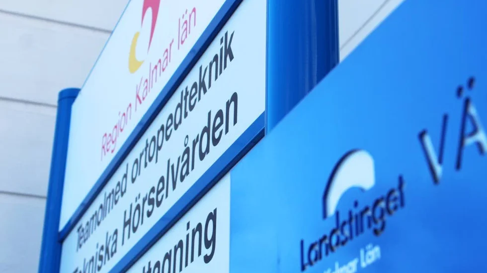 Gammal och nytt kommer att mötas under en lång tid framöver. Regionen fasar ut saker i den takt som de måste bytas. Däremot har man i vissa fall skyndat på omskyltningen.