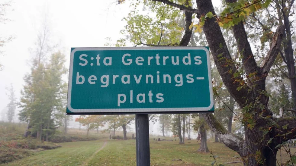 En skylt visar entrén till begravningsplatsen.
