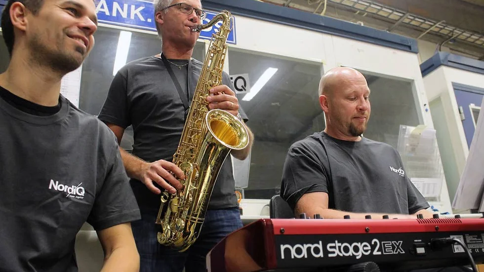TOG TON. Vd Stefan Ottosson lirade sax under Nordiqs öppna hus. Här tillsammans med Jonas Bäckman och Michael Roos.