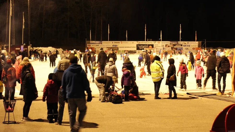 Till Tjust Bandys skridskodisco kommer gammal som ung.