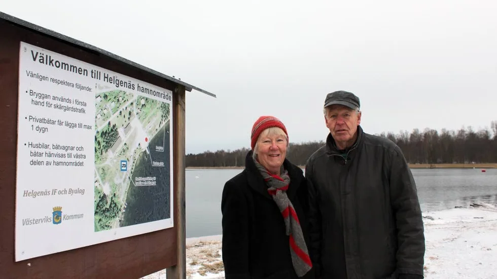 Monika och Bertil Hellman vill ha en ny ångbåtsbrygga i Helgenäs, som ersättning för den som revs i förra veckan.
