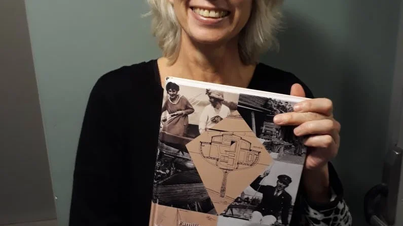 Eva Berglund Thörnblom med den nya boken.